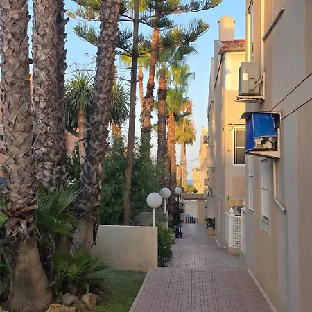 Salty And Sunny Apartment